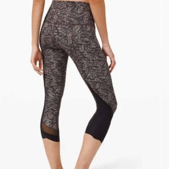 Lululemon Wunder Under Crop High-Rise Roll Down Scallop Origami Lace Black sz 4 - Picture 2 of 8
